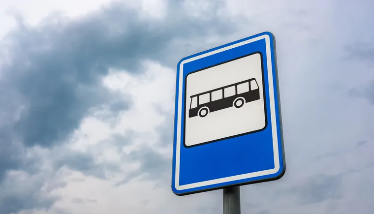 https://ognikubani.ru/wp-content/uploads/2023/01/low-angle-shot-of-a-bus-stop-sign