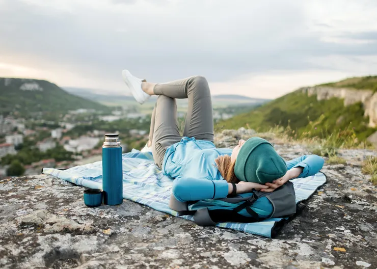 https://ognikubani.ru/wp-content/uploads/2023/01/traveller-with-beanie-relaxing-outdoors