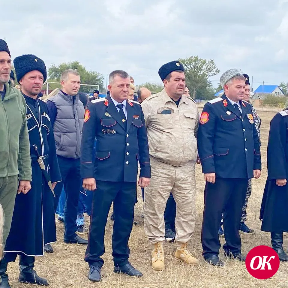 Заместитель главы Кавказского района Олег Ляхов и господа атаманы.
