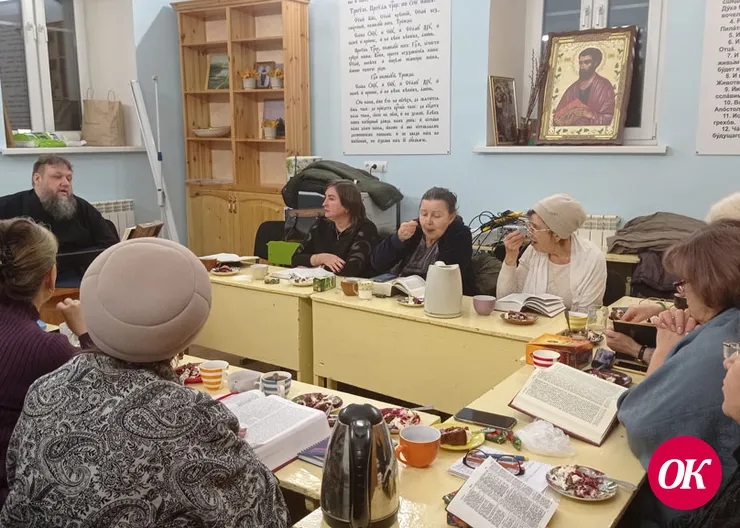 В Покровском соборе за чаепитием состоялась очередная еженедельная встреча в клубе «Панагия» по изучению Священного Писания