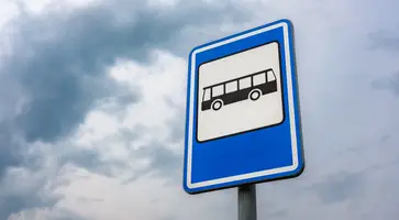 https://ognikubani.ru/wp-content/uploads/2023/02/low-angle-shot-of-a-bus-stop-sign_1