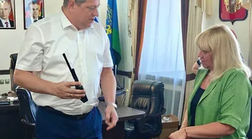 Глава района Юрий Ханин вручил матери бойца, участвующего в специальной военной операции, портативный детектор БПЛА