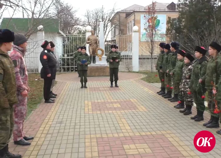 Воспитанники клуба «Патриот» возложили цветы к памятнику «Воину-освободителю»