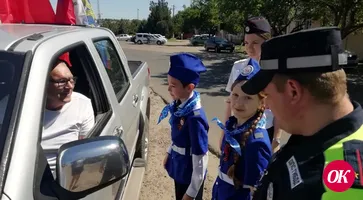 В преддверии Дня Победы госавтоинспекторы и их юные помощники вручили водителям «фронтовые треугольники»