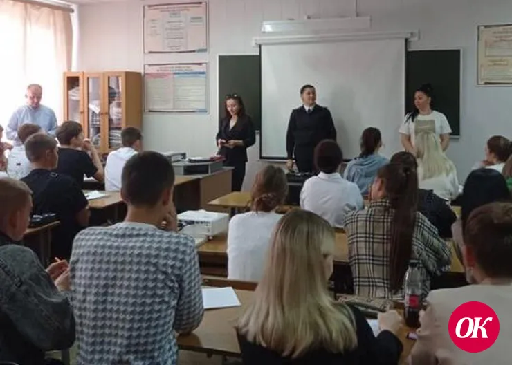 Сотрудники отдела молодежной политики беседуют со школьниками на антинаркотическую тематику