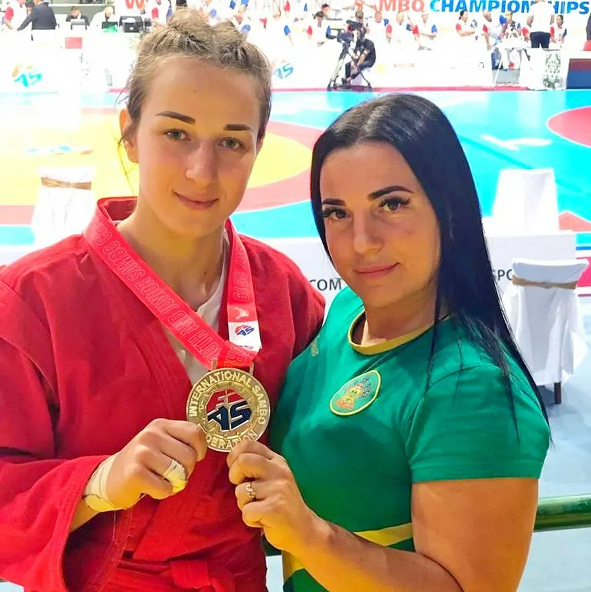Валентина Козлова (справа), тренер по самбо со своей воспитанницей Анастасией Гончаровой, золотой медалисткой чемпионата Европы.