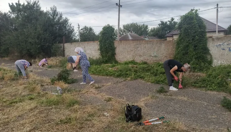 В Привольном навели порядок на стадионе
