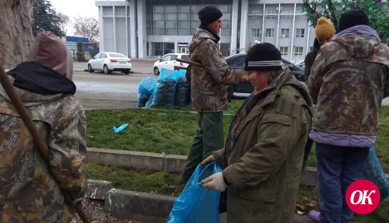 На улицах Кропоткина и сельских поселений района идёт массовая уборка пожухлой листвы