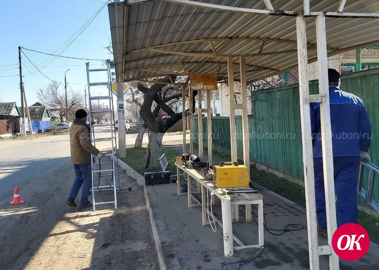 В Кропоткине ремонтируют автобусные остановки