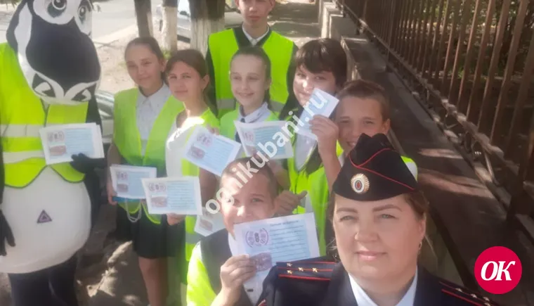 Дети с родителями и мультипликационным героем вышли на дороги города