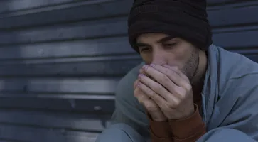 https://ognikubani.ru/wp-content/uploads/2023/03/medium-shot-of-homeless-man-being-cold