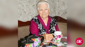85-летняя жительница станицы Дмитриевской Вера Никифоровна Солод по утрам слушает пение птиц и нянчит праправнуков