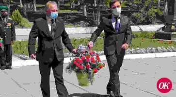 В День пограничника руководители района возложили цветы к памятному знаку войск