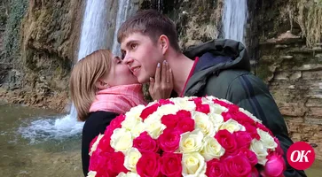 Предложение на фоне водопада