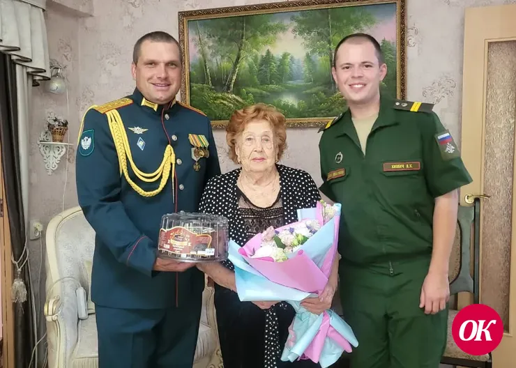 Самый известный в Кавказском районе ветеран железнодорожных войск получила к празднику цветы и подарки