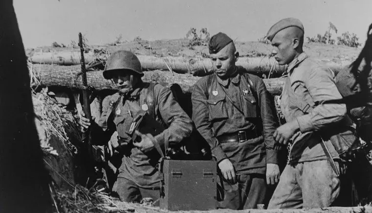 На дальних подступах к городу Сталинграду. Донские степи. В окопах. Лето 1942 г.