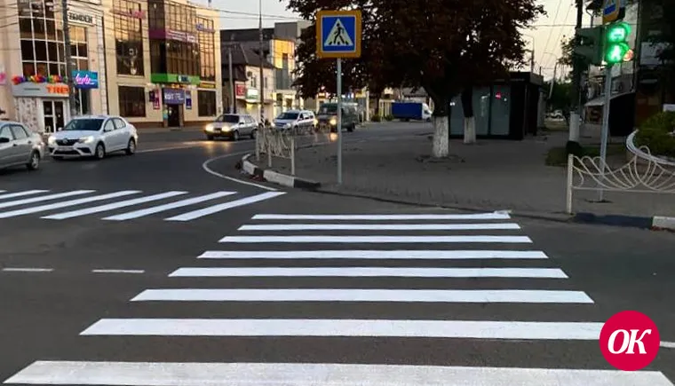 В Кавказском районе продолжают обновлять пешеходную разметку