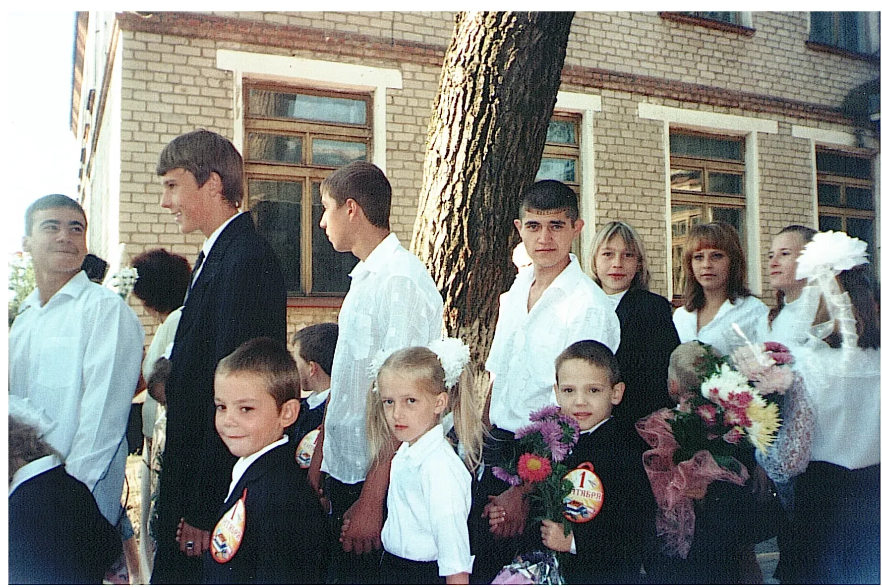 Семилетнего Жору Попова в первый класс ведет его дядя Дмитрий Никулин. Оба бойцы СВО.