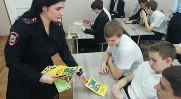 23.02.24 вручает листовку