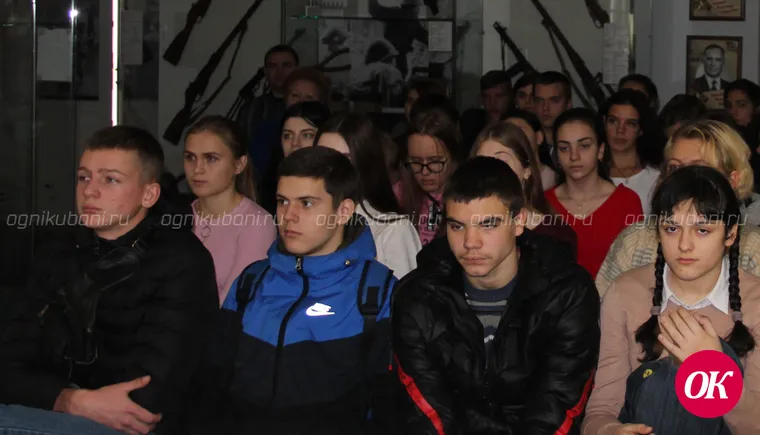 В городском краеведческом музее для учащихся открытой общеобразовательной школы №1 прошло занятие, посвященное Дню героев Отечества