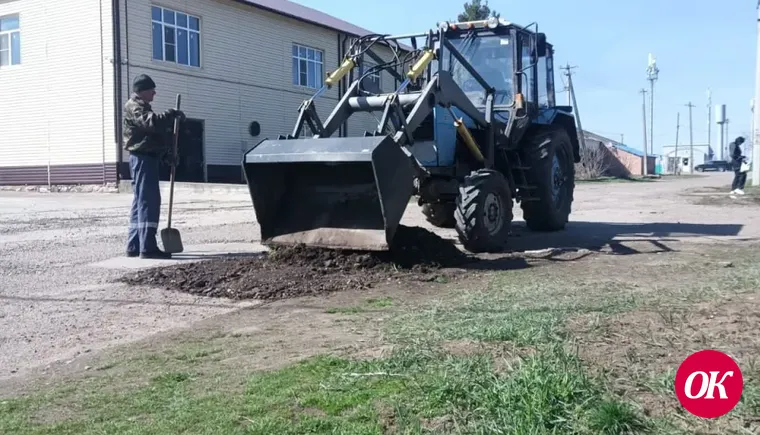 В поселке Мирском подсыпали дорожные ямы на улице Садовой