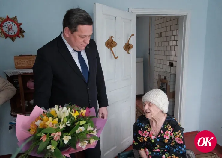 Юбилейная награда в честь 80-летия Победы и медаль Почетного жителя Кавказского района найдут свое место на праздничном пиджаке участницы Великой Отечественной войны