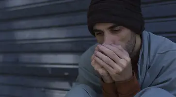 https://ognikubani.ru/wp-content/uploads/2023/03/medium-shot-of-homeless-man-being-cold