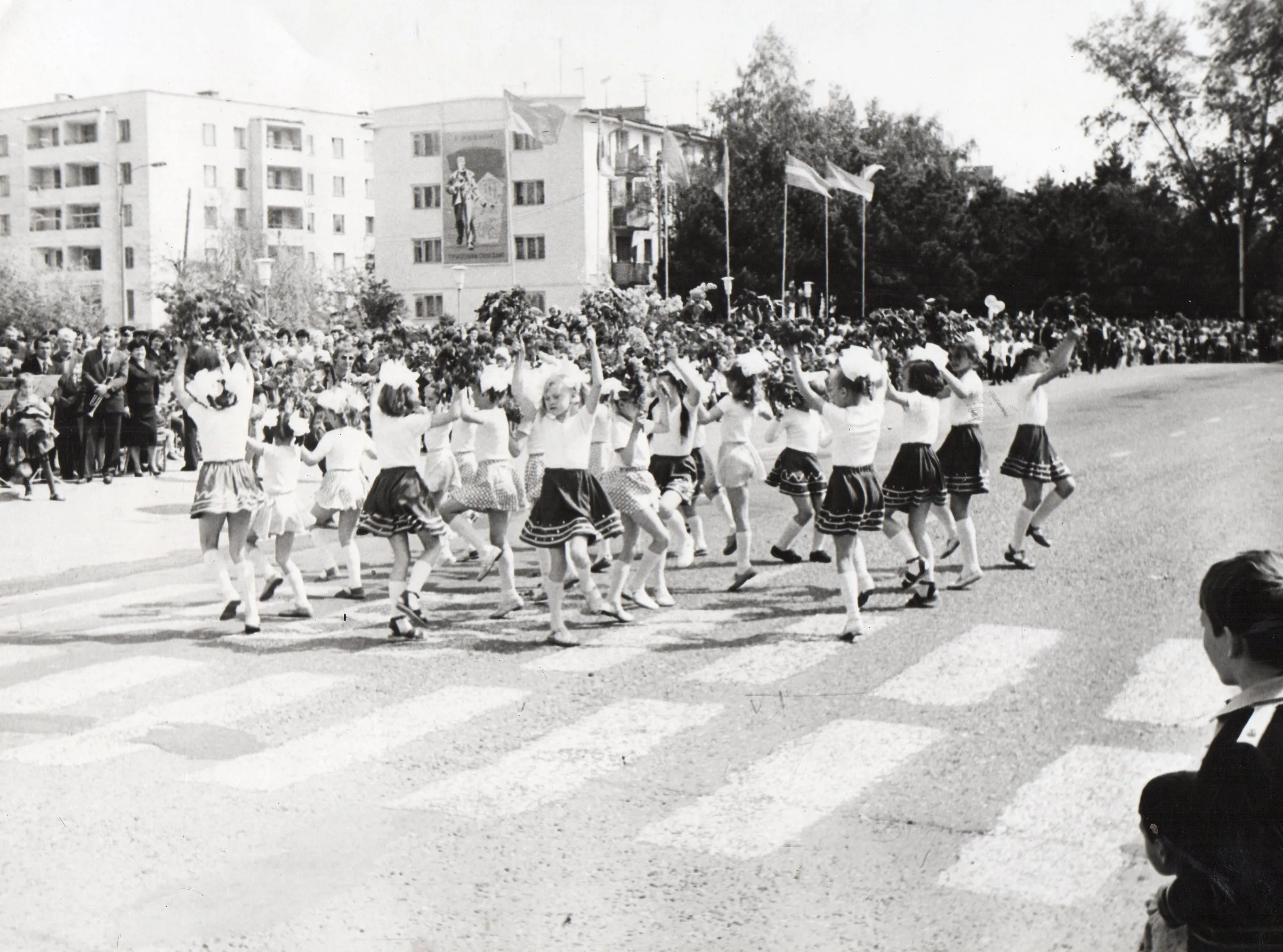 1 мая 1985 года -пионеры страны Советов всегда - первые в учебе, труде, боевой и политической подготовке. К защите Родины всегда готовы - чеканят шаг юные автоматчики! 