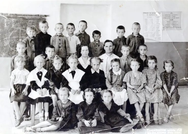1955 год, 1Б класс Темижбекской средней школы № 9 имени В.И. Ленина. В центре Марфа Ивановна Криворучко и Алексей Прохорович Евса, я - второй слева в последнем ряду