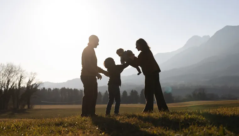 polnyi-semeinyi-siluet-v-prirode-na-zakate