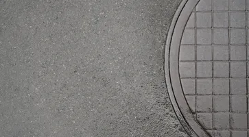 https://ognikubani.ru/wp-content/uploads/2023/03/outdoors-cobblestone-texture-with-manhole