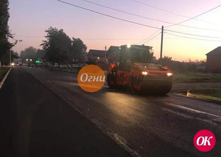 В Кропоткине на улице Морозова начались работы по укладке асфальта.