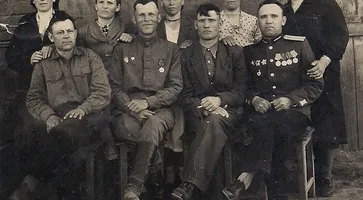 https://ognikubani.ru/wp-content/uploads/2020/05/Семен-Денисович-Шейченко-с-родными-сидит-второй-справа-около1949-года