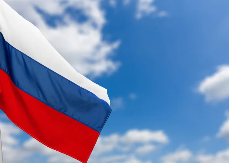 https://ognikubani.ru/wp-content/uploads/2023/02/russian-flag-against-blue-sky_1