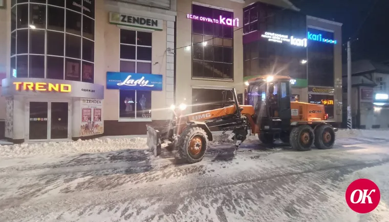 Расчистка городских улиц от снега продолжается