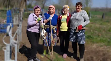 В поселке Октябрьском, расположенном в 20 км от Кропоткина всего одна улица, на которой живут 50 человек и нет ни одного магазина…