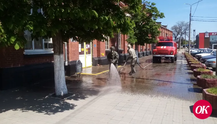 Пожарные проводят санитарную обработку общественных мест города Кропоткина