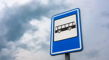 https://ognikubani.ru/wp-content/uploads/2023/01/low-angle-shot-of-a-bus-stop-sign