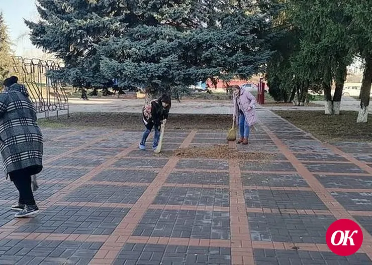 В поселке имени М.Горького работники Дома культуры провели субботник