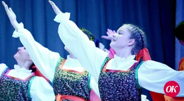 И дроби бьет, и песни поет