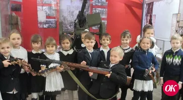 Первоклассники города Кропоткина в свой первый визит в музей познакомились с оружием Победы