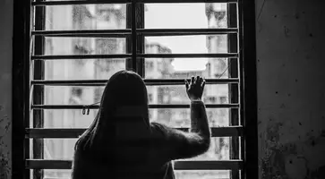 https://ognikubani.ru/wp-content/uploads/2023/04/rear-view-of-sad-woman-next-to-the-window