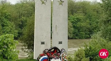 В память о погибших курсантах и офицерах Урюпинского военно-пехотного училища на берегу Кубани стоит обелиск «Лейтенантские погоны»