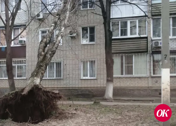 Ураганный ветер наносит повреждения в Кропоткине