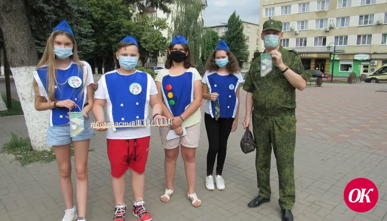 В Кавказском районе отряд юных инспекторов дорожного движения призвали пешеходов познакомиться со «штрих-кодом улицы»