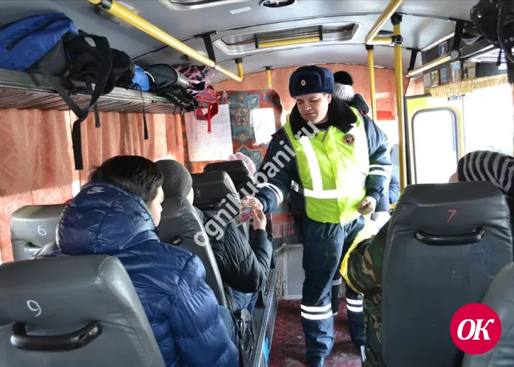 Госавтоинспекторы Кавказского района проверяют пассажирские автобусы перед выходом на линию