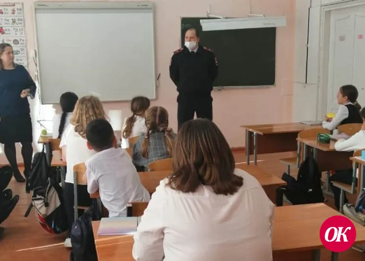 Полицейские и общественники провели в станичной школе мероприятие по противодействию экстремизму