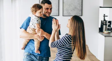 https://ognikubani.ru/wp-content/uploads/2023/01/young-family-with-their-little-son-at-home_1-1