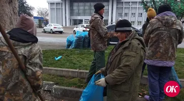 На улицах Кропоткина и сельских поселений района идёт массовая уборка пожухлой листвы