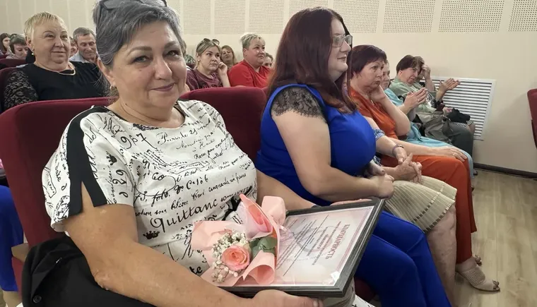 Люди в белых халатах сменили униформу на праздничные платья